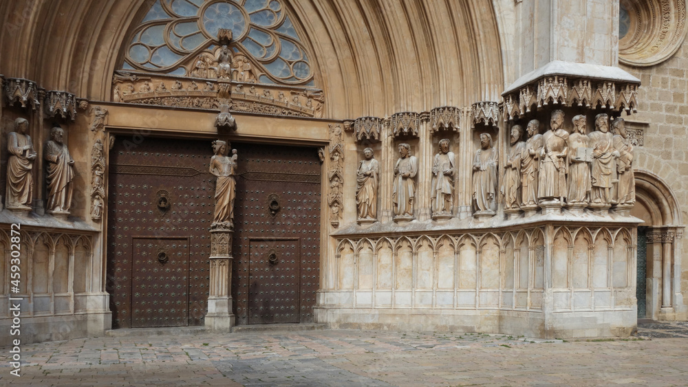 Obraz premium St. Mary's cathedral with Apostles and Prophets figures, Tarragona, Catalonia, Spain