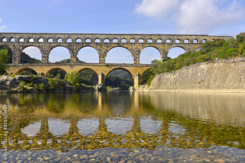 Le Pont du Gard (1er siècle) et son reflet dans le Gardon à Vers-Pont-du-Gard (30210), département du Gard en région Occitanie, France