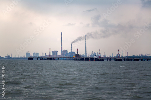 Gas power plant in Trombay near Mumbai, India © BGStock72