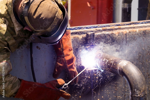 The welder welds the design of the pipes.