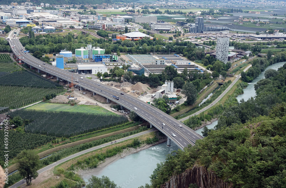 Brücke und Gewerbegebiet in Bozen
