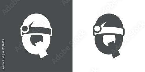 Logotipo con letra inicial Q con silueta de gorro de Papá Noel en fondo gris y fondo blanco