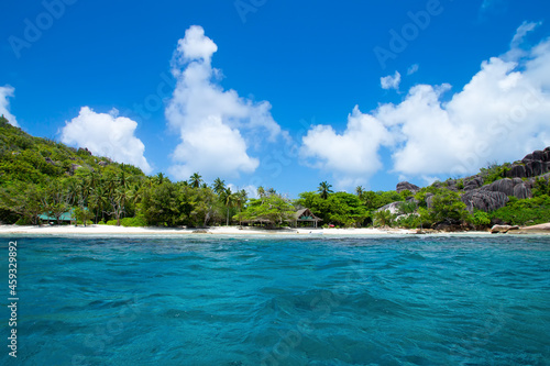 Fototapeta Naklejka Na Ścianę i Meble -  Beautiful nature on the shore of the turquoise waters of the ocean. The Seychelles.