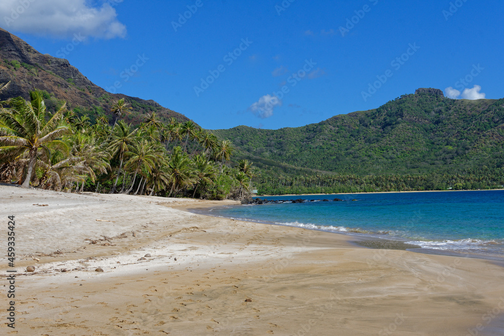plage de anaho, iles marquises, polynesie francaise. eau translucide, plage déserte plage de anaho, iles marquises, polynesie francaise. eau translucide, plage déserte