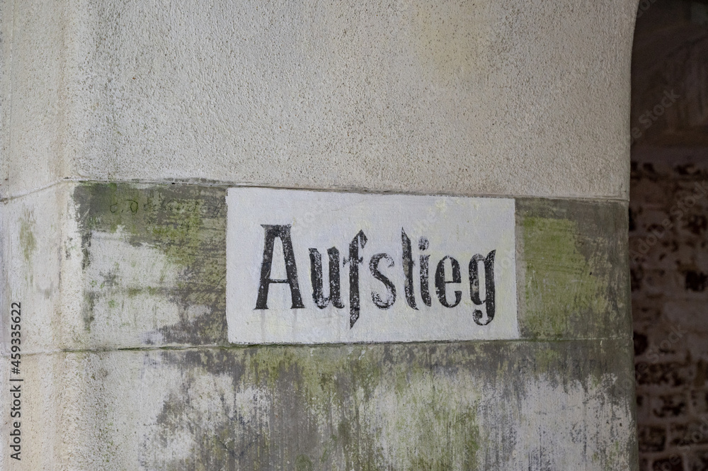 Fototapeta premium Text an einer Wand - Aufstieg