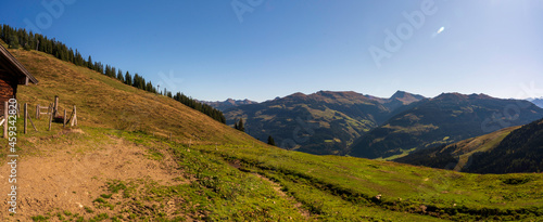 Fototapeta Naklejka Na Ścianę i Meble -  Berg Panorama in Tirol nähe Jochberg