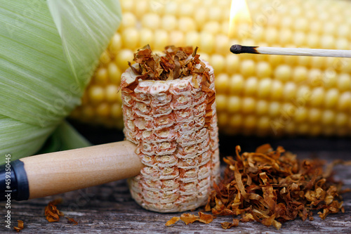 Valokuva Light the tobacco nicely, smoke a corn on the cob pipe
