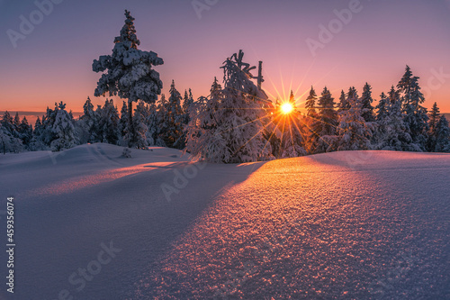 Fototapeta Naklejka Na Ścianę i Meble -  Beautiful winter sunset with sunstar at the mountain