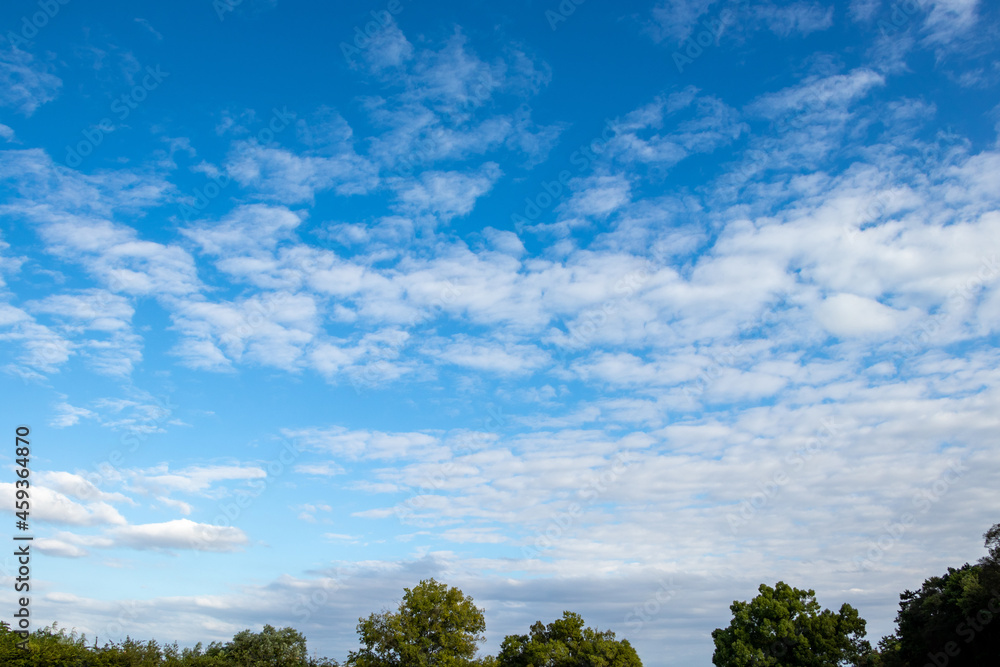 Obraz premium 山の上から眺めるさわやかな青空