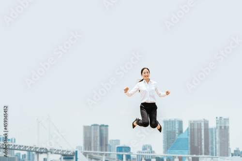 活躍する女性のイメージ（ビジネス・ジャンプ・成功） © chachamal