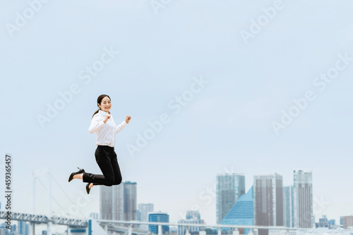 Wallpaper Mural 活躍する女性のイメージ（ビジネス・ジャンプ・成功） Torontodigital.ca