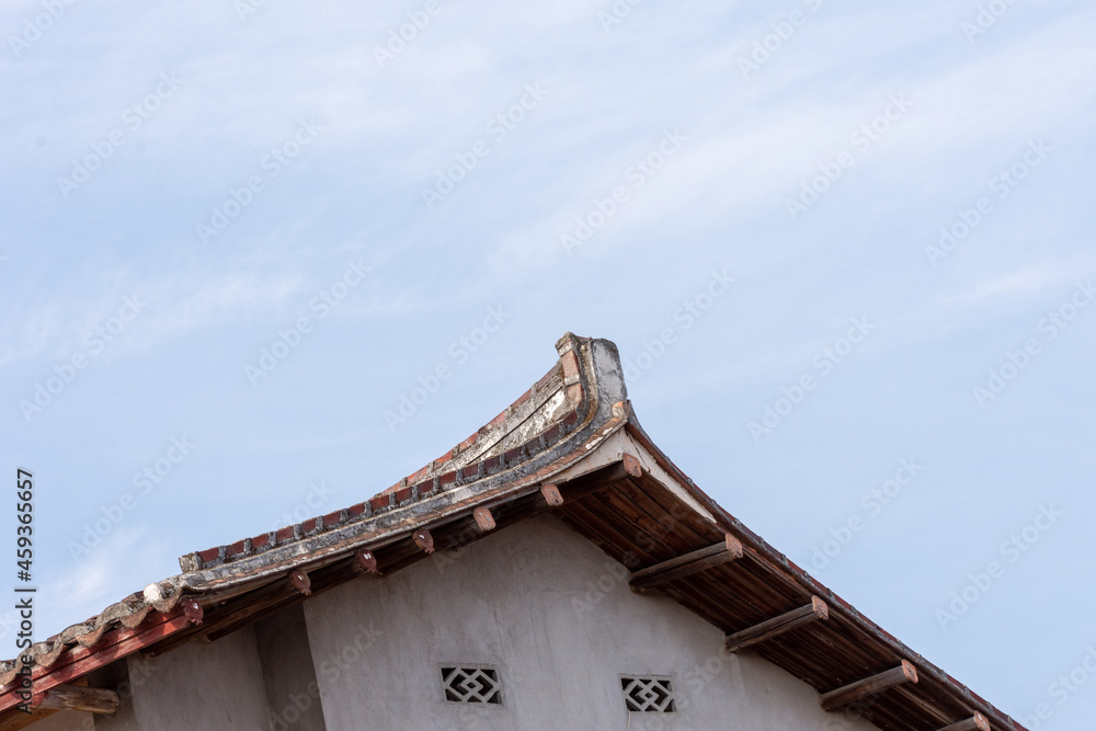 The eaves and corners of traditional Chinese residential buildings are made of red brick and lime The eaves and corners of traditional Chinese residential buildings are made of red brick and lime