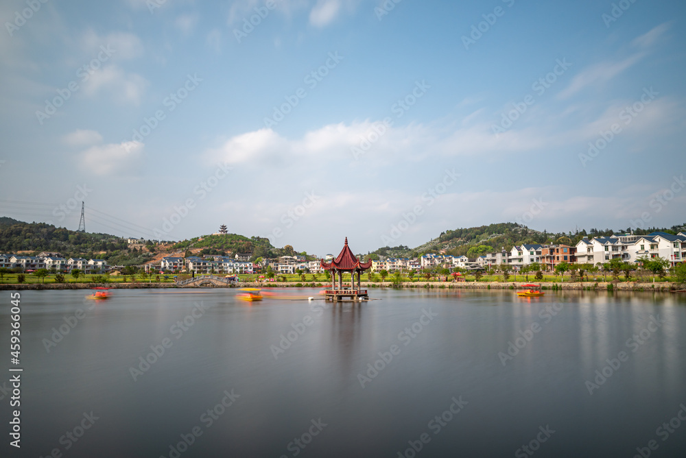 Obraz premium The lake in autumn reflects the scenery on both sides