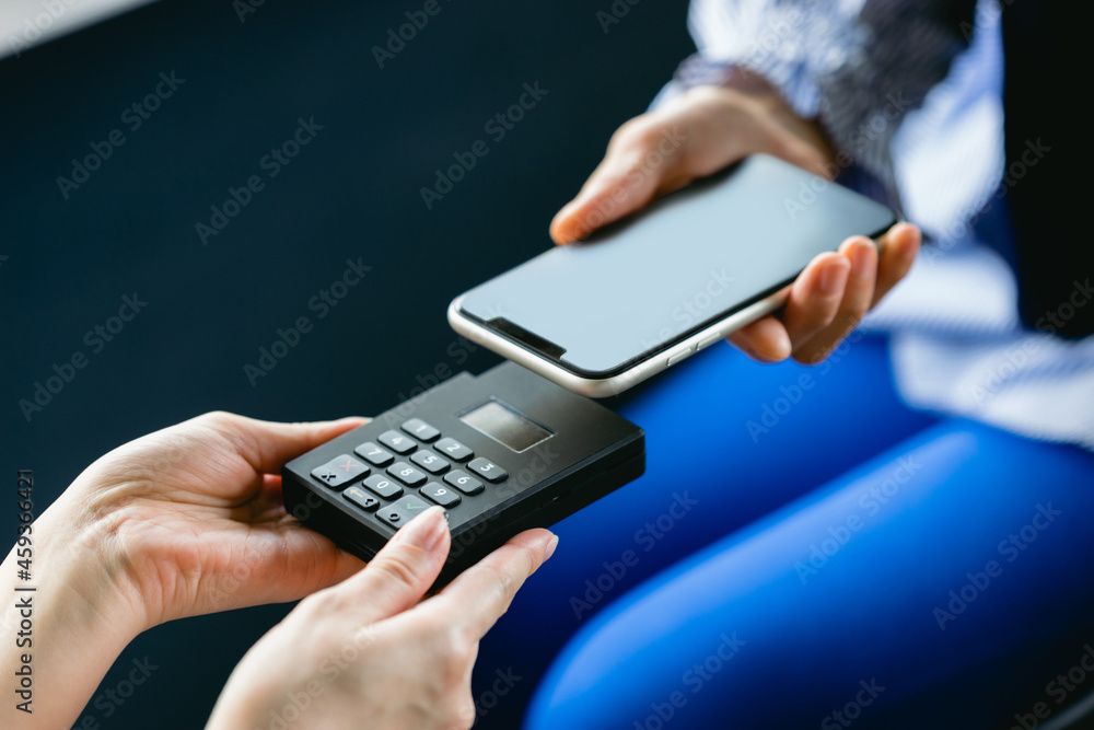 スマホ決済をする女性(手元・ボディパーツ・アップ) スマホ決済をする女性(手元・ボディパーツ・アップ)