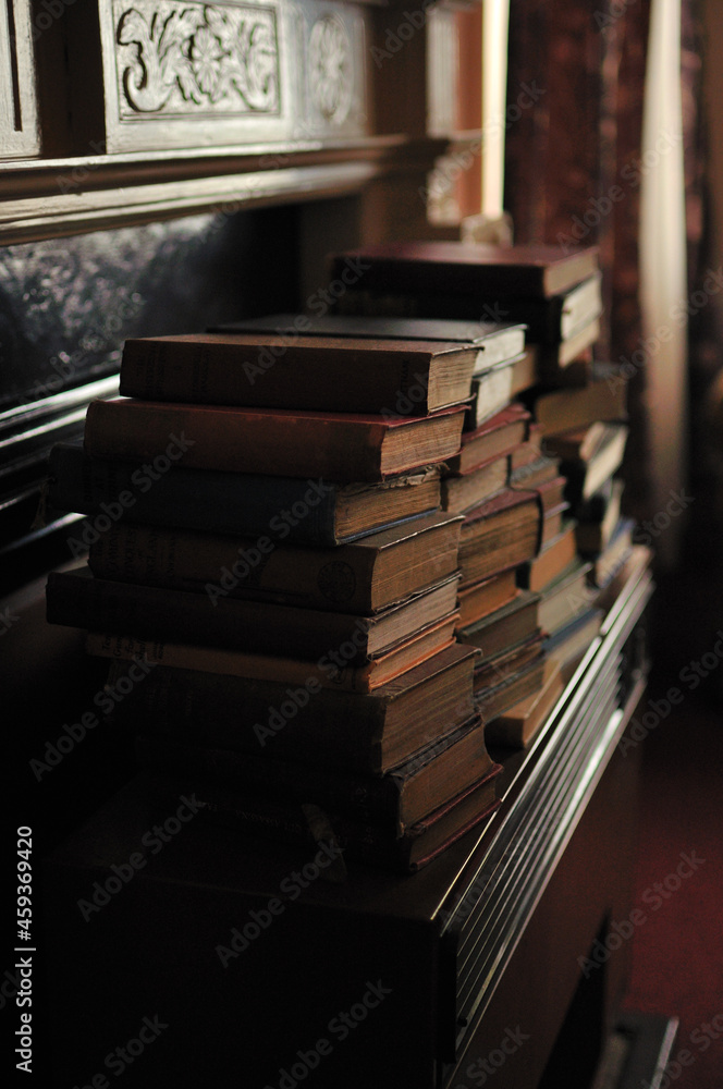 レトロな洋館・異人館にて積み重ねられた古書・書籍 Stock Photo | Adobe Stock