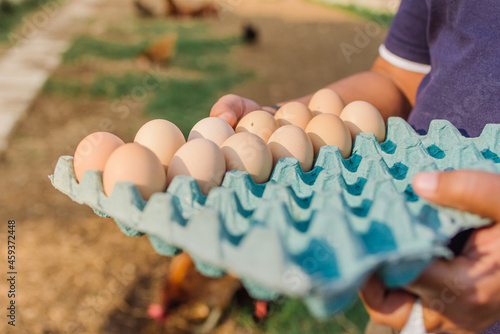 Homem segurando pente de ovos caipira photo