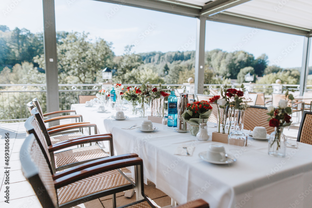 Obraz premium Hochzeit gedeckter Tisch Blumenschmuck bei der Traulocation 