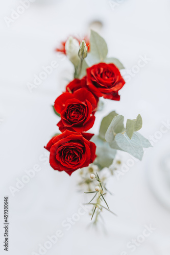 Hochzeit gedeckter Tisch Blumenschmuck bei der Traulocation  photo