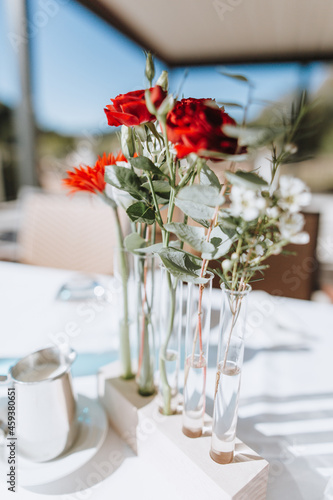 Hochzeit gedeckter Tisch Blumenschmuck bei der Traulocation  photo