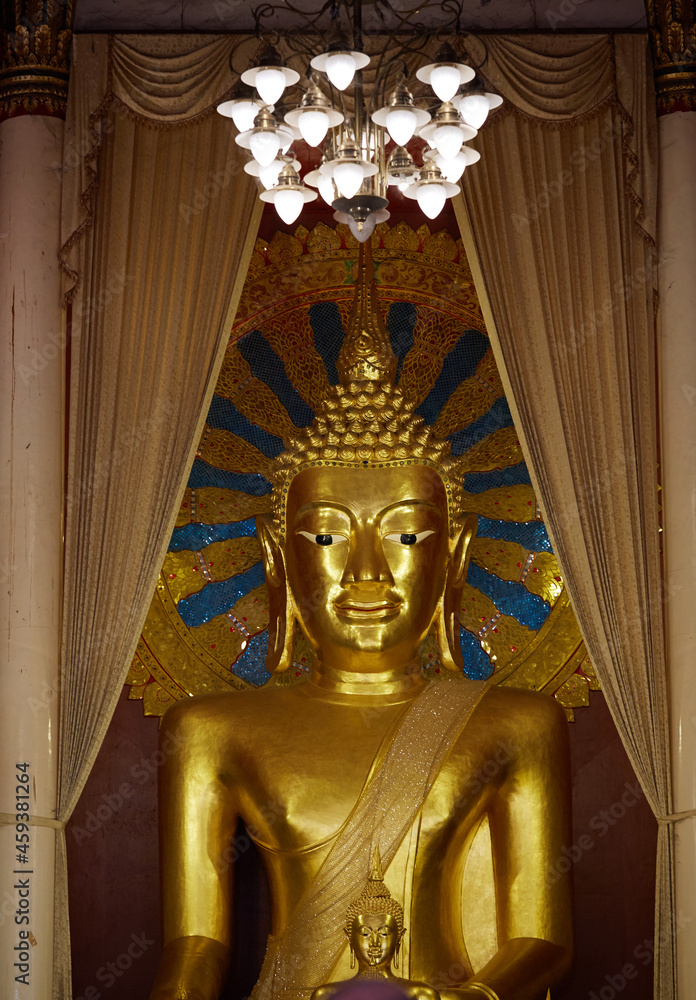Obraz premium Golden Buddha statues, inside the temple. Chiang Mai, Thailand