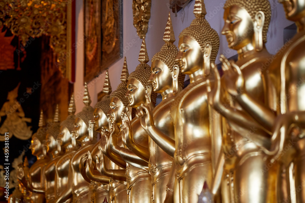 Obraz premium Golden Buddha statues, inside the temple. Chiang Mai, Thailand