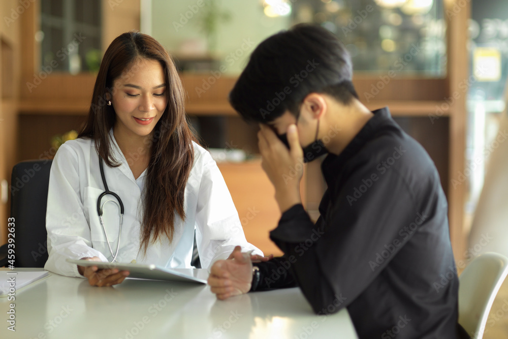 Female doctor encourages and explains the surgical plan to a male patient. Female doctor encourages and explains the surgical plan to a male patient.