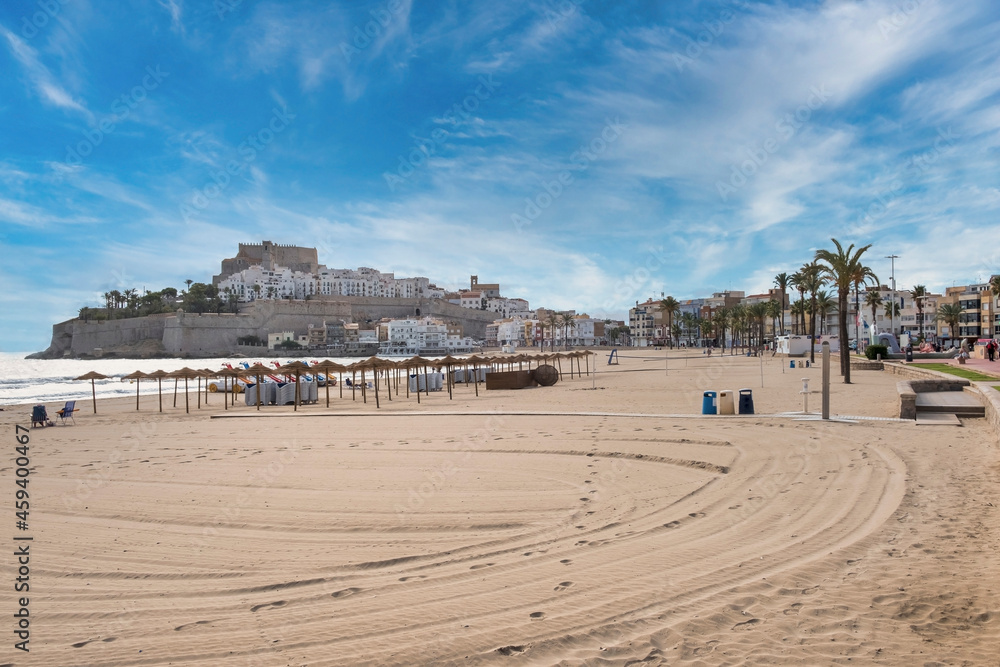 Φωτογραφία Levante beach and the medieval village of Peniscola, Castellon, Spain