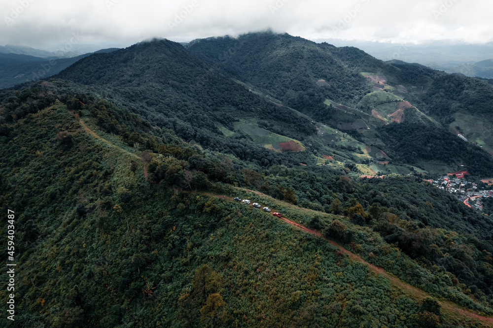 Obraz premium Mountains and green trees during the day