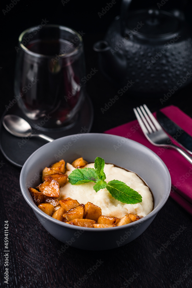 semolina porridge with baked apple semolina porridge with baked apple
