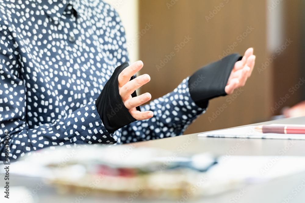 セミナーで話を聞いている女性の手元 セミナーで話を聞いている女性の手元