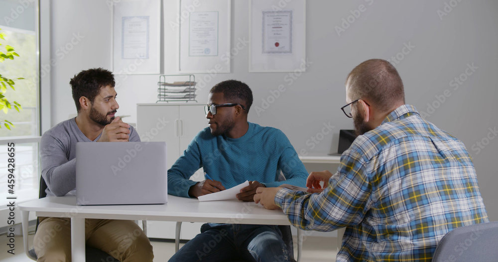 Obraz premium Diverse business partners interviewing job candidate in modern office