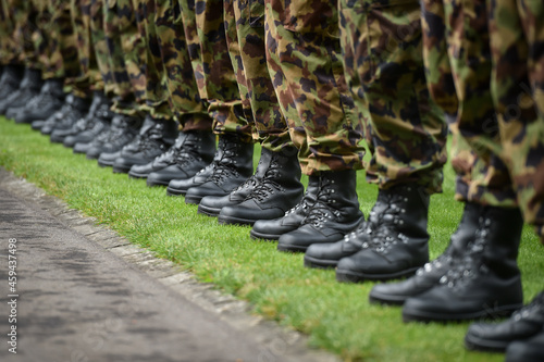 Canvas-taulu Swiss army soldiers representing the guard of honor are seen during a welcome ce