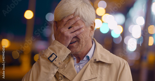 Bokeh shot of stressed aged man crying outdoors Fotobehang