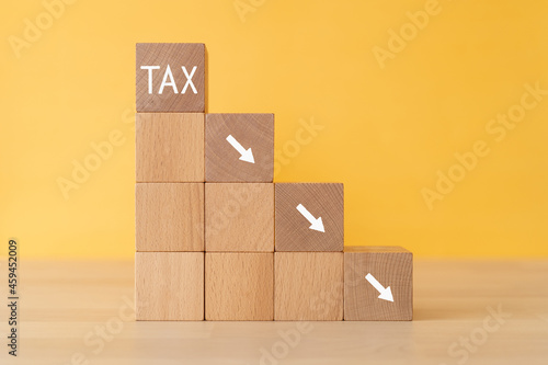 「TAX」と矢印が書かれた積み木