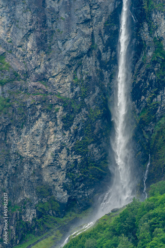 Gjerdefossen is one of the nicer waterfalls in the Geirangerfjord, the one closest to Geiranger.