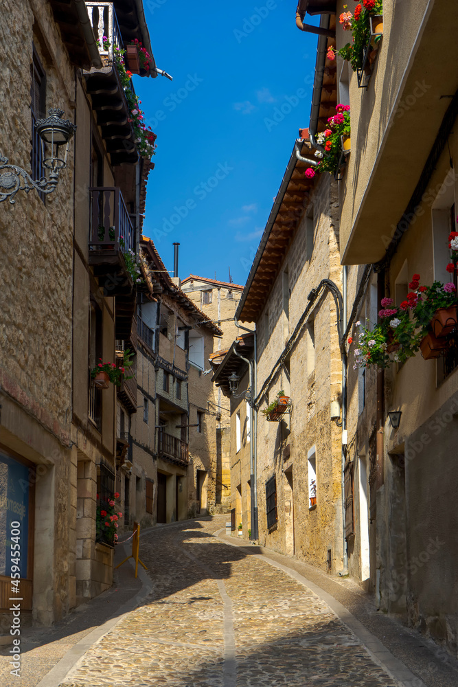 calle del bonito municipio de Frías en la provincia de Burgos, España