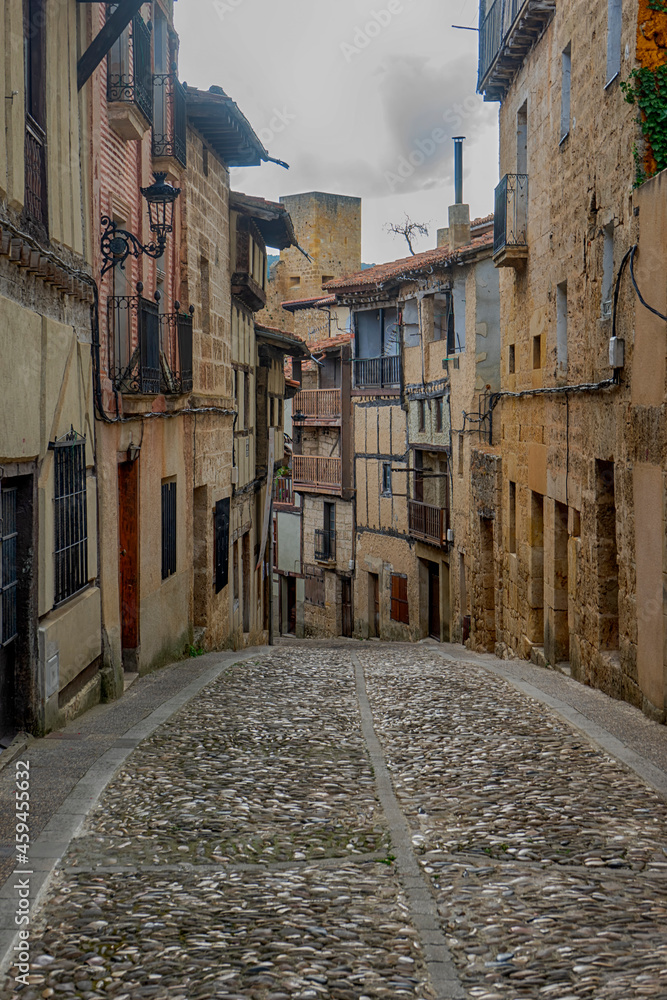 calle del bonito municipio de Frías en la provincia de Burgos, España