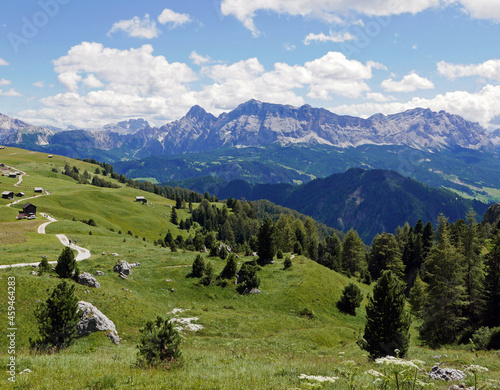 suggestiva e scenica immagine delle dolomiti in Val Badia in Italia d'estate © tiziana