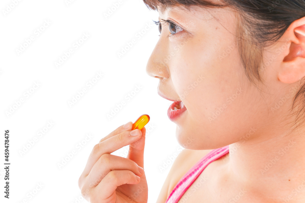 薬・サプリメントを服用する若い女性 薬・サプリメントを服用する若い女性