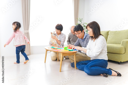 折り紙で遊ぶ子供と家族