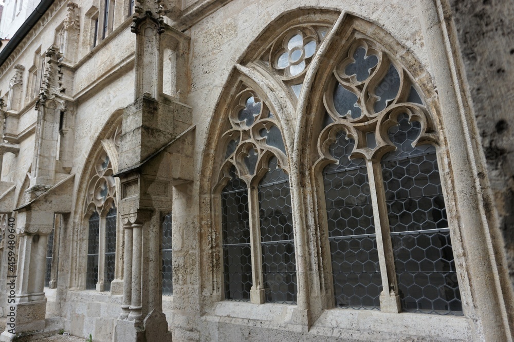 Fenster im Kreuzgang, historischer Dom in der Barockstadt Eichstätt in Bayern