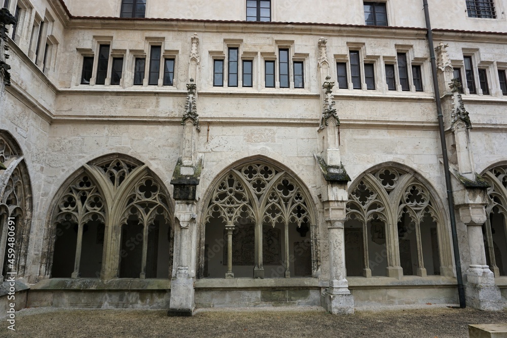 Fenster im Kreuzgang, historischer Dom in der Barockstadt Eichstätt in Bayern