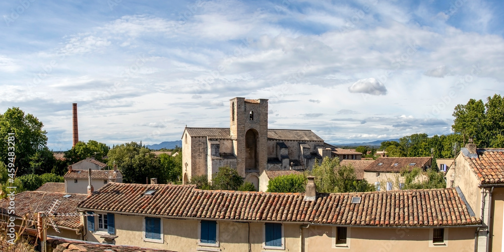 Pernes les Fontaines, small typical town of Provence and mountain range on the background, Vaucluse, France, Europe