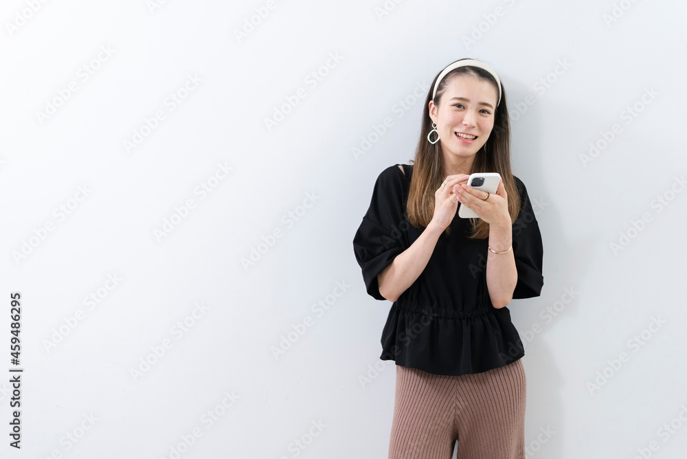 携帯電話を使う女性 携帯電話を使う女性