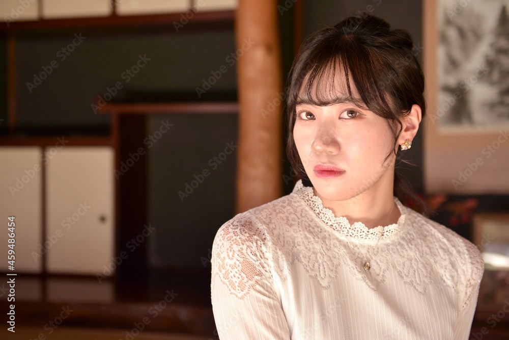 古民家の和室でポーズをとる若く美しい女性 古民家の和室でポーズをとる若く美しい女性