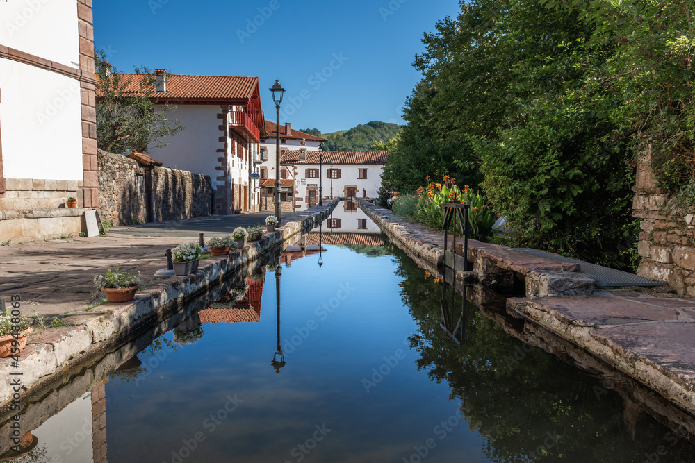 Casas de Urdax en Navarra con el reflejo del río