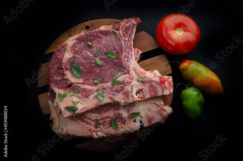 Carne cruda y verduras photo