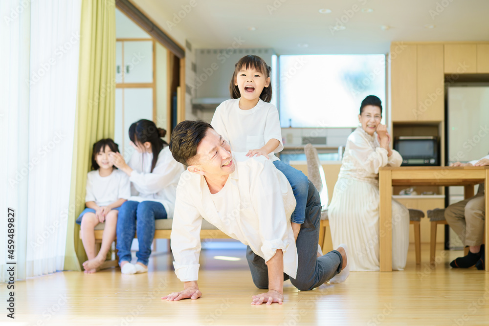 Fototapeta premium お父さんと遊ぶ女の子