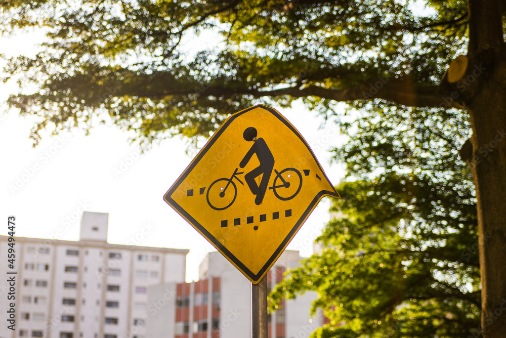 Placa de trânsito para ciclistas em Belo Horizonte, Minas Gerais, Brasil