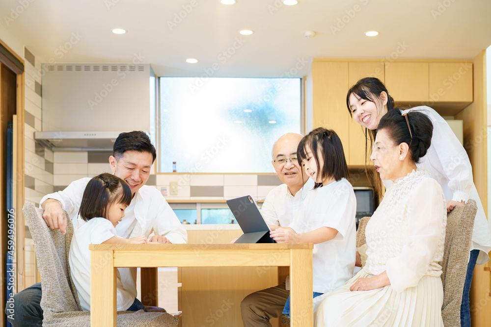 タブレットPCで遊ぶ3世代家族